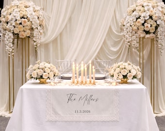 Camino de mesa de boda personalizado con encaje, pancarta de bienvenida personalizada para una ceremonia moderna al aire libre.