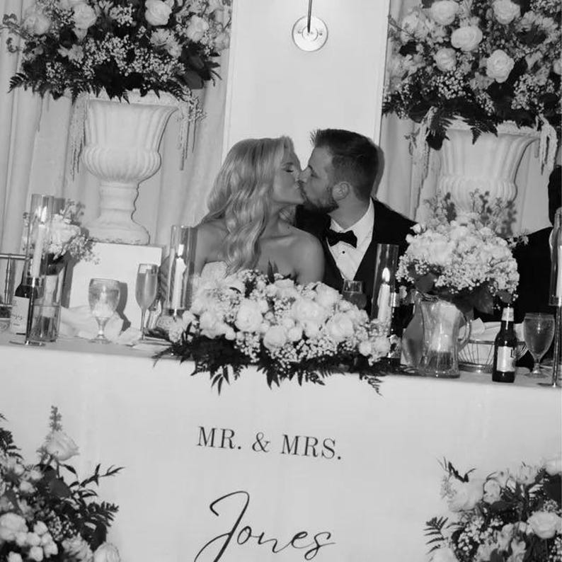 Camino de mesa de lino personalizado con ribete de encaje / Decoración de mesa de novios para bodas / Recepción en jardín al aire libre imagen 5