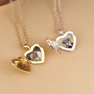Gepersonaliseerde hartvormige fotomedaillonketting, gegraveerde naamketting met foto, klein gouden hartvormig medaillon, beste vriendin, herinneringscadeau voor haar, cadeau voor mama
