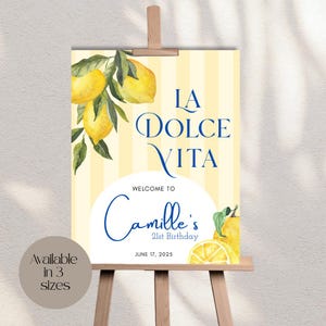 Può includere: Un cartello decorativo su un cavalletto a tema limone. Il cartello recita "LA DOLCE VITA" e dà il benvenuto agli ospiti al "21° compleanno di Camille" il 17 giugno 2025. Il cartello è disponibile in 3 misure e presenta limoni gialli e foglie verdi.