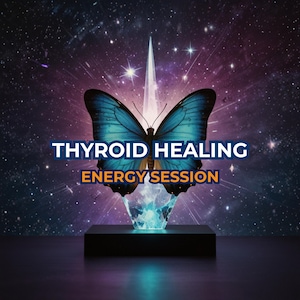 Könnte beinhalten: Digitales Kunstwerk mit einem blauen Schmetterling mit detaillierten Flügelmustern vor einem sternenübersäten Hintergrund. Der Text "THYROID HEALING ENERGY SESSION" ist in Weiß und Orange geschrieben.