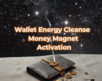 Può includere: Un portafoglio grigio scuro con cinturino e chiusura a bottone dorati, circondato da monete d'oro. Il testo "Wallet Energy Cleanse Money Magnet Activation" è visualizzato su uno sfondo stellato.