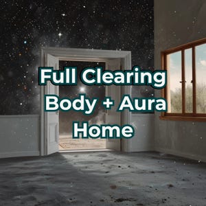 Può includere: Una porta bianca aperta conduce a un cielo stellato, con il testo "Full Clearing Body + Aura Home" in verde e bianco. L'interno della stanza è grigio, con una finestra a destra.