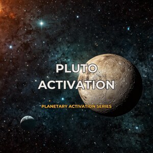 Op de afbeelding: Een artistieke weergave van Pluto tegen een achtergrond van een sterrenstelsel. De afbeelding bevat de tekst "PLUTO ACTIVATION" en "PLANETARY ACTIVATION SERIES". De planeet heeft een mix van bruine en beige tinten.