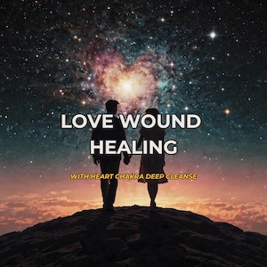 Könnte beinhalten: Ein Bild mit den weißen Worten "LOVE WOUND HEALING". Darunter der gelbe Text "WITH HEART CHAKRA DEEP CLEANSE". Silhouetten eines Paares, das sich an den Händen hält, vor einem Sternenhimmel.
