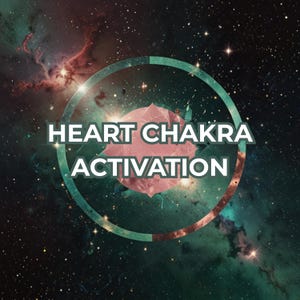 Könnte beinhalten: Ein kosmischer Hintergrund mit Nebel und Sternen. Ein türkis- und kupferfarbenes kreisförmiges Design umrahmt eine rosa geometrische Form. Die Worte "HEART CHAKRA ACTIVATION" sind in Weiß geschrieben.