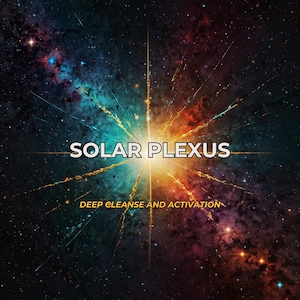 Puede incluir: Una taza de cerámica blanca con un asa negra y el texto "But First, Coffee" en un estilo manuscrito. La taza está sobre una superficie blanca. La taza mide 10 cm de alto.