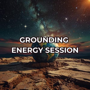 Könnte beinhalten: Ein Bild mit dem Text "GROUNDING ENERGY SESSION" in weißen Buchstaben. Das Bild zeigt einen Globus der Erde, der auf einer rissigen, braunen Oberfläche ruht, mit einem Sternenhimmel im Hintergrund.