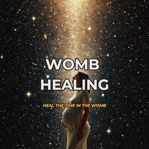 以下が含まれることがあります： 白い文字で「WOMB HEALING」と書かれた画像で、その下に「HEAL THE TIME IN THE WOMB」というフレーズがあります。白いドレスを着た妊娠中の人が星空の背景の前に立っています。