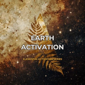 Puede incluir: Obra de arte digital con un fondo cósmico, que presenta una hoja de helecho dorada dentro de un triángulo. El texto "EARTH ACTIVATION" se muestra de forma destacada, con "ELEMENTAL ACTIVATION SERIES" debajo.