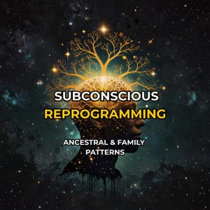 Könnte beinhalten: Digitales Kunstwerk mit einer menschlichen Kopfsilhouette und den Worten "SUBCONSCIOUS REPROGRAMMING" und "ANCESTRAL & FAMILY PATTERNS". Der Hintergrund ist ein Sternenhimmel mit einer goldenen baumartigen Struktur über dem Kopf.
