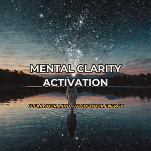 Könnte beinhalten: Eine Gestalt in einem weißen Gewand steht in einem ruhigen See bei Dämmerung unter einem Sternenhimmel. Der Text MENTAL CLARITY ACTIVATION ist weiß mit schwarzer Umrandung zentriert, und der Text CLEAR YOUR MIND • FOCUS YOUR ENERGY steht darunter.