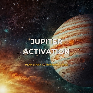 Op de afbeelding: Een artistieke afbeelding van Jupiter met de tekst "JUPITER ACTIVATION" en "PLANETARY ACTIVATION SERIES". De achtergrond toont een nevel met sterren en een helder, zonachtig element.