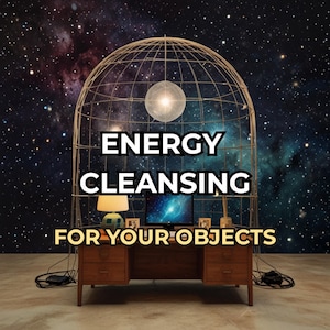 Puede incluir: Imagen con el texto "ENERGY CLEANSING FOR YOUR OBJECTS". La escena presenta un escritorio con una lámpara, una pantalla de ordenador y una estructura decorativa en forma de jaula con un orbe brillante. El fondo es una galaxia estrellada.