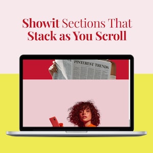 Może przedstawiać: Ekran laptopa wyświetla interfejs cyfrowy z tekstem Showit Sections That Stack as You Scroll. Na ekranie widać gazetę z nagłówkiem PINTEREST TRENDS oraz osobę z kręconymi włosami trzymającą czerwony smartfon na różowym tle.