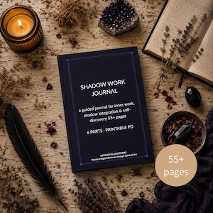 Può includere: Un diario blu scuro intitolato "SHADOW WORK JOURNAL" con il testo "un diario guidato per il lavoro interiore, l'integrazione dell'ombra e la scoperta di sé 55+ pagine". L'immagine include una candela accesa, cristalli e fiori secchi.