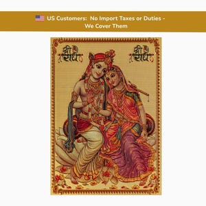 Puede incluir: Una obra de arte dorada y ornamentada representa a dos figuras con vestimenta tradicional india. Las figuras están adornadas con joyas y sentadas sobre una flor de loto. La obra de arte presenta el texto "श्री राधा". La pancarta superior dice "US Customers: No Import Taxes or Duties - We Cover Them."