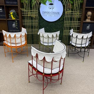 Silla con acento de hierro: estilo cafetería italiana vintage con respaldo de lona festoneado