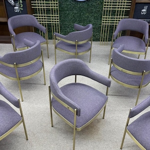 Accent Chair with Arms – Retro Upholstered Armchair with Brass Frame & Curved Backrest