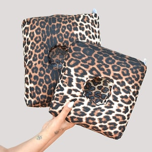 Almohada con estampado de leopardo para piercings – Cojín para dormir después del piercing con funda lavable