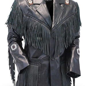 Puede incluir: Una chaqueta de cuero negra con detalles de flecos y bordados de inspiración nativa americana. La chaqueta tiene cierre de botón y dos bolsillos.