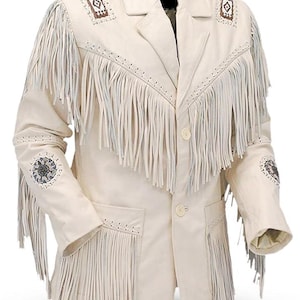 Op de afbeelding: Een wit leren jack met franjes en borduurwerk geïnspireerd op de Amerikaanse indianen. Het jack heeft een knoopsluiting en twee zakken.
