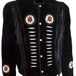 Pode incluir: Casaco de camurça preto com contas brancas e franjas. O casaco apresenta patches circulares decorativos com detalhes em vermelho e branco e linhas verticais brancas. Gola alta e fecho de botões.