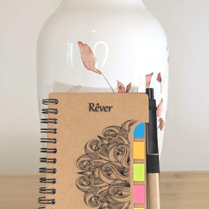 Libreta espiral de cartón grabado A6 – Personalizable – Bolígrafo, Post-it, regalo para el Día del Padre, profesor, cumpleaños – Viaje de ensueño