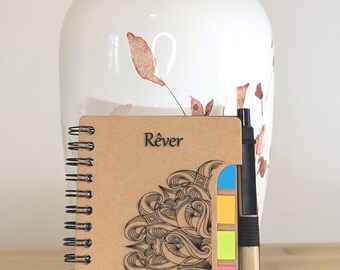 Libreta espiral de cartón grabado A6 – Personalizable – Bolígrafo, Post-it, regalo para el Día del Padre, profesor, cumpleaños – Viaje de ensueño