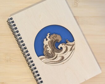 Cuaderno espiral A5 - Madera - Personalizable - Regalo para el Día del Padre, Maestro, Boda, Cumpleaños - Espíritu de Japón - La Vague