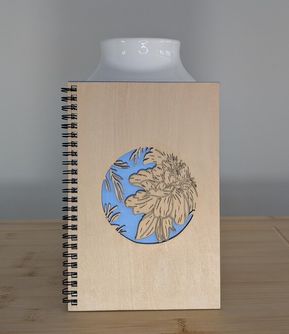 Carnet de notes spirale artisanal bois A5 – Personnalisable – cadeau maîtresse, mariage, anniversaire, naissance – Douceur de Pivoine