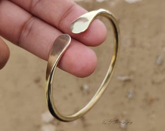 Handgemachter Armreif aus Massivem Messing: Stapelbarer Gehämmerter Schmuck