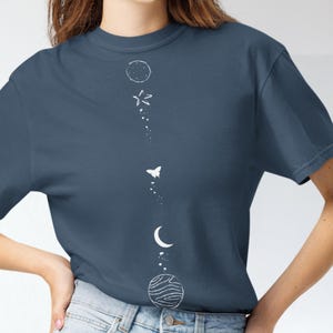 Minimalist T-Shirt – Simple Graphic Tee – Clean Modern Design – Soft Cotton Unisex Shirt – Everyday Basic Wardrobe Essential