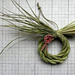 Miniaturowa święta lina Shimenawa z Mizuhiki | Japoński amulet na szczęście do dekoracji drzwi lub ściany