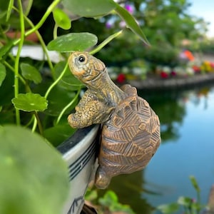 Resin Turtle Flower Pot Hanger for Outdoor Garden Decor | Cute Animal Statue Sculpture for Patio, Planters, Balcony, Lawn or Yard Decoration