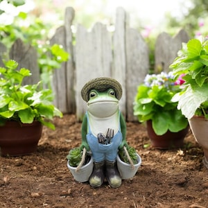 Funny Frog Gardener Statue | Unique Resin Lawn Figurine for Garden, Patio or Yard | Whimsical Outdoor Decoration for Frog Lover Gifts