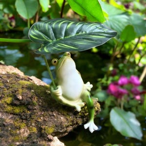 Unique Resin Frog & Leaf Garden Statue | Rustic Outdoor Amphibian Figurine for Lawn, Patio, Pond, Balcony, Yard, Landscape Decoration Accent