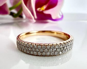 Anillo de boda de oro rosa de 14k con diamantes y pavé