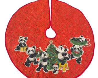 Falda para árbol de Navidad con diseño de oso panda vintage, acolchada en rojo, estilo retro navideño kitsch.