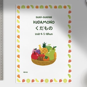 以下が含まれることがあります： 日本語とインドネシア語で「KUDAMONO」と書かれた白い教育本。表紙には、バスケットに入った様々な果物のカラフルなイラストが描かれており、果物のアイコンのボーダーで囲まれています。対象年齢は4～5歳です。