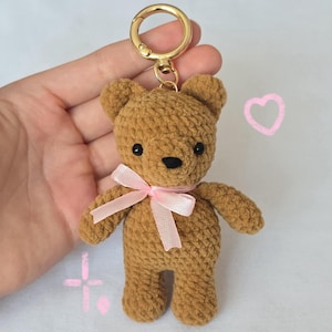Aanpasbare gehaakte knuffelteddybeersleutelhanger | Bruine beer knuffel met roze strik | Tashanger