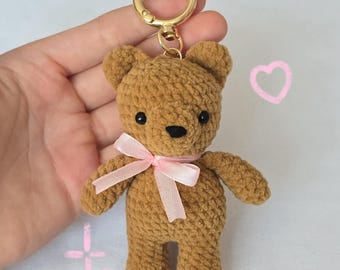 Aanpasbare gehaakte knuffelteddybeersleutelhanger | Bruine beer knuffel met roze strik | Tashanger