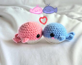 カスタマイズ可能なかぎ針編みの小さなクジラのキーホルダー | 手作り