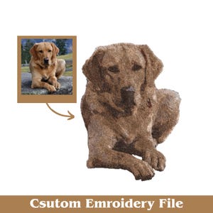 Puede incluir: Un diseño de archivo de bordado de un Labrador Retriever marrón. La imagen muestra un perro bordado detallado, con una foto más pequeña del perro en la esquina superior izquierda. El texto "Custom Embroidery File" está en la parte inferior.