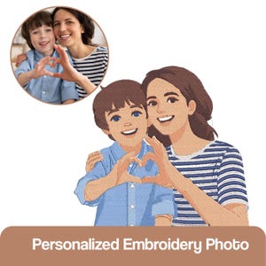 Może przedstawiać: Haftowana ilustracja matki i dziecka tworzących serce dłońmi. Matka ma na sobie koszulę w paski, a dziecko niebieską koszulę. Mniejszy okrągły obraz pary znajduje się w lewym górnym rogu. Tekst na dole brzmi "Personalized Embroidery Photo."