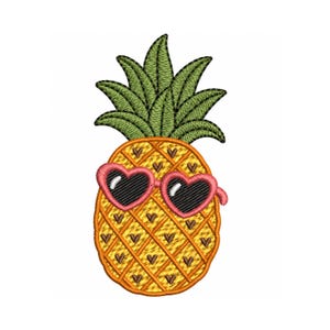 Op de afbeelding: Een geborduurde patch van een gele ananas met een groene bladeren top. De ananas heeft een ruitvormige textuur met kleine bruine hartjes in elk vakje en draagt een roze hartvormige zonnebril met zwarte glazen en witte accenten.