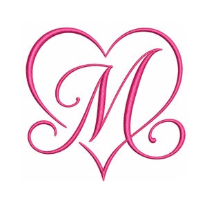 Puede incluir: Un diseño bordado en color rosa intenso que presenta una letra M grande y elegante en cursiva centrada dentro de un contorno en forma de corazón. El bordado tiene una textura visible de puntada satinada que enmarca la letra.