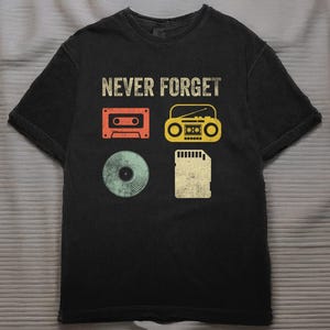 Glöm aldrig Retro Media Png, Vintage 80-90-talsmusikteknologi Evolution Sublimering, Kassettvinyl Ghettoblaster SD-kort Nostalgi Humor Gåva