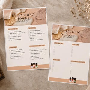 K&ouml;nnte beinhalten: Zwei "Everything Shower Checklist" Drucke mit neutralem Design. Die Checklisten umfassen Abschnitte f&uuml;r Vorbereitung, Haarpflege, K&ouml;rperpflege und Nach-Dusch-Routine. Eine Kerze, eine &auml;therische &Ouml;lflasche und kleine &auml;therische &Ouml;lflaschen sind ebenfalls sichtbar.