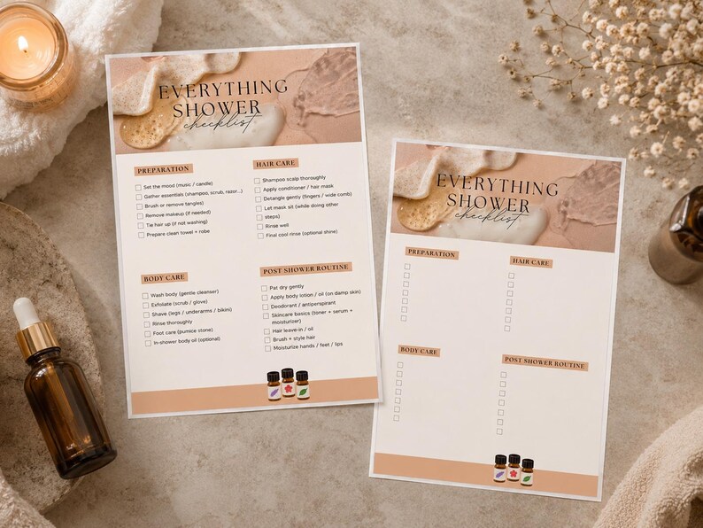 K&ouml;nnte beinhalten: Zwei "Everything Shower Checklist" Drucke mit neutralem Design. Die Checklisten umfassen Abschnitte f&uuml;r Vorbereitung, Haarpflege, K&ouml;rperpflege und Nach-Dusch-Routine. Eine Kerze, eine &auml;therische &Ouml;lflasche und kleine &auml;therische &Ouml;lflaschen sind ebenfalls sichtbar.